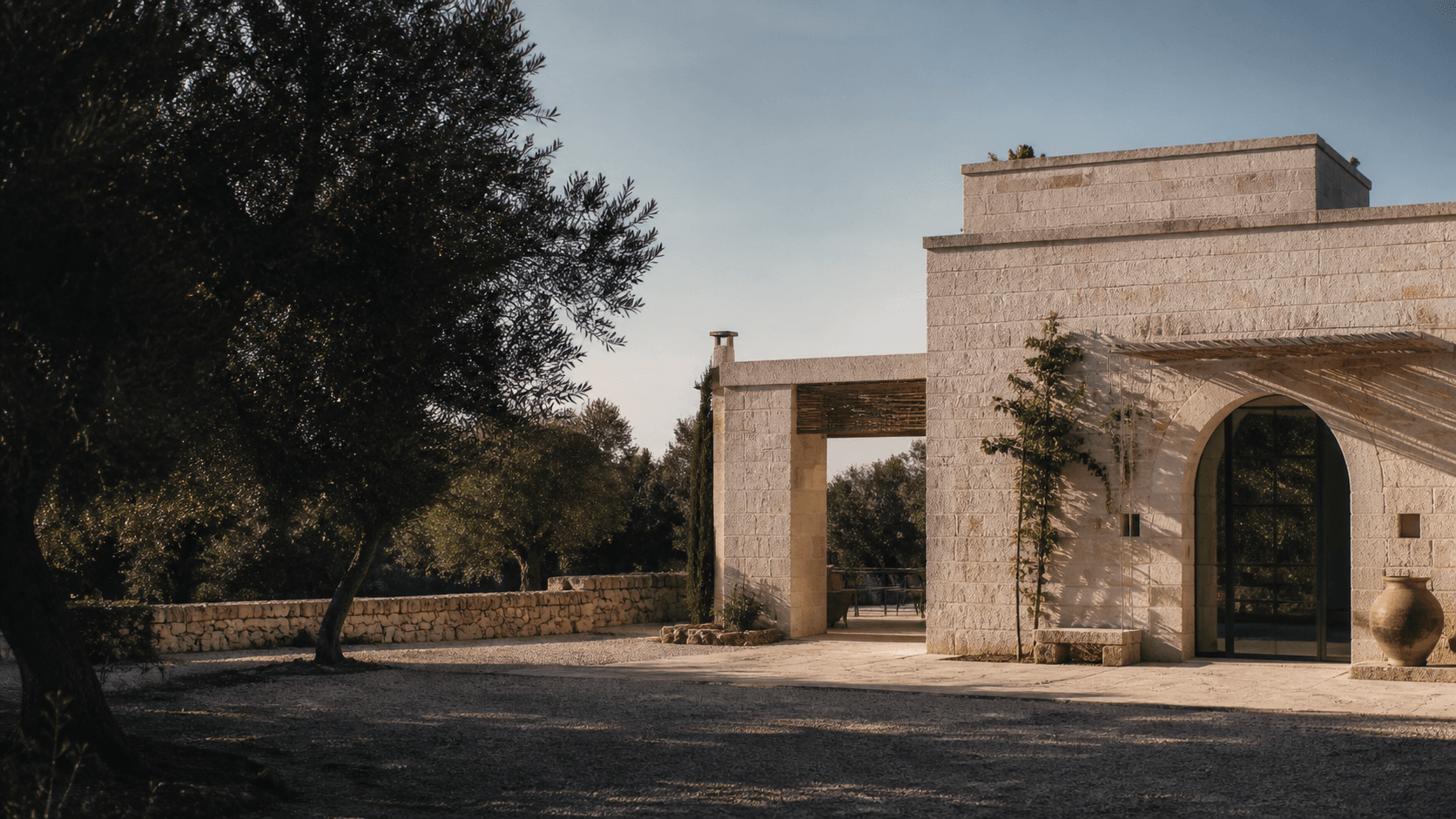 Casa contemporanea in pietra immersa tra gli ulivi in Puglia